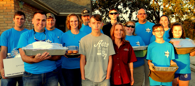 Receiving a Thangsgiving meal Nov. 21 were George Weathers and his mother Colleen Alatalo, second and third from left, and bringing it from the Sheriff's Office are from left in front, Cpl. Jeff Babin and Seth Penton, son of Lt. Jamie Penton; Back row, Lt. Justin Meyers, Capt. Adrian Chalona, Jodi Mowers of the Sheriff's Office; Maj. Kevin Sensebe; Jerry Weiser, son of Chalona; Capt. Angela Peraza; Col. David Mpoers, Lt. Jamie Penton and her daughter, Kaya Penton.